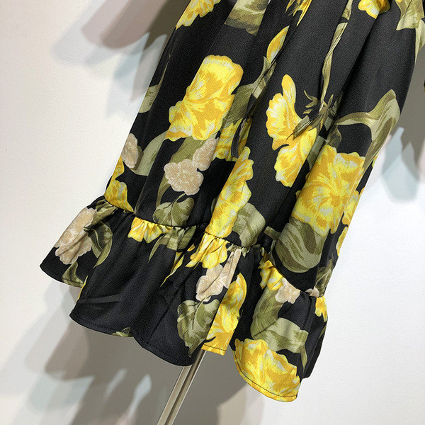 Rochie cu decolteu în V adânc și mâneci lotus scurte cu legături în talie