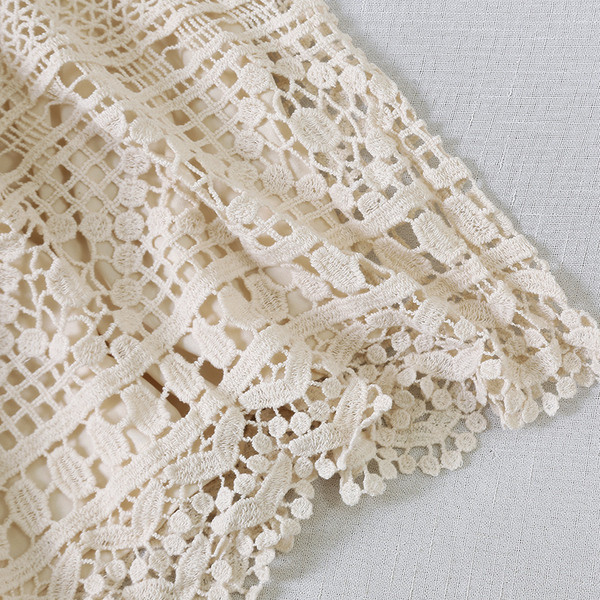 Fusta dama tricotata cu legaturi in talie in alb si bej