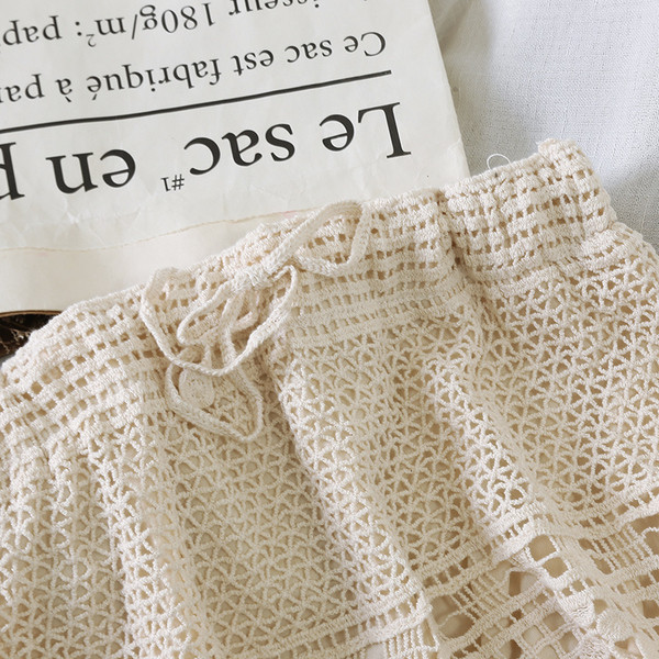 Fusta dama tricotata cu legaturi in talie in alb si bej