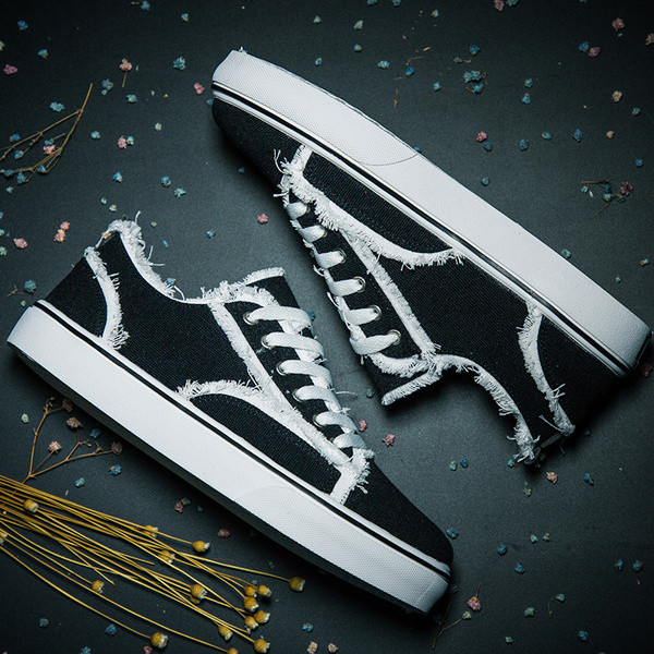 Tenisi de barbati actuali cu talpa plata in trei culori