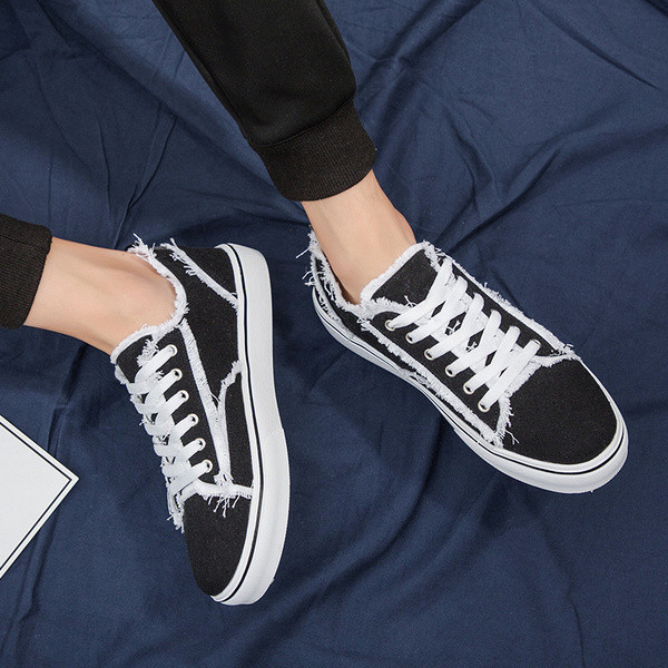 Tenisi de barbati actuali cu talpa plata in trei culori