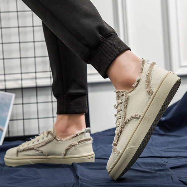 Tenisi de barbati actuali cu talpa plata in trei culori