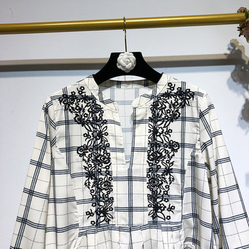 Rochie lată în carouri cu mâneci lungi și broderie