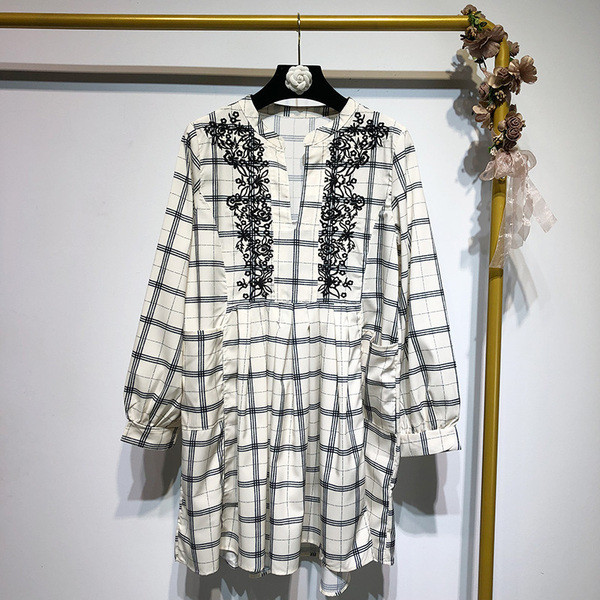 Rochie lată în carouri cu mâneci lungi și broderie