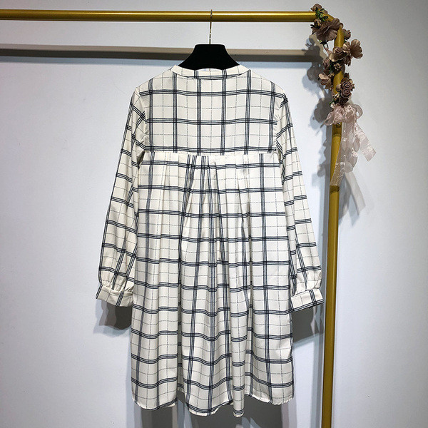 Rochie lată în carouri cu mâneci lungi și broderie