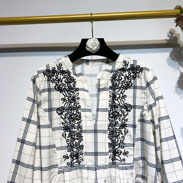 Rochie lată în carouri cu mâneci lungi și broderie