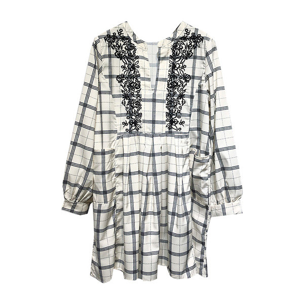 Rochie lată în carouri cu mâneci lungi și broderie