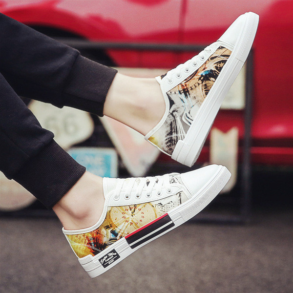 Adidași moderni pentru bărbați în alb-negru cu aplicații