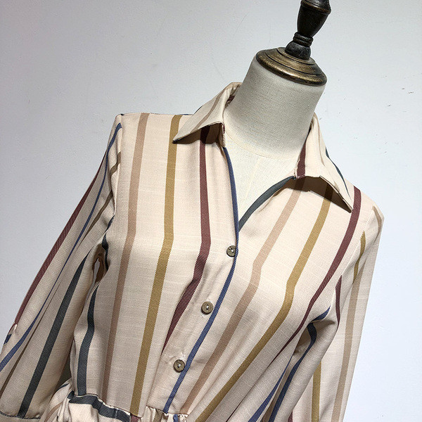 Rochie lungă în dungi, cu legături în talie și mâneci lungi