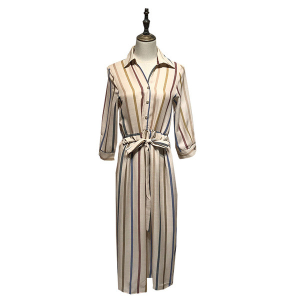 Rochie lungă în dungi, cu legături în talie și mâneci lungi