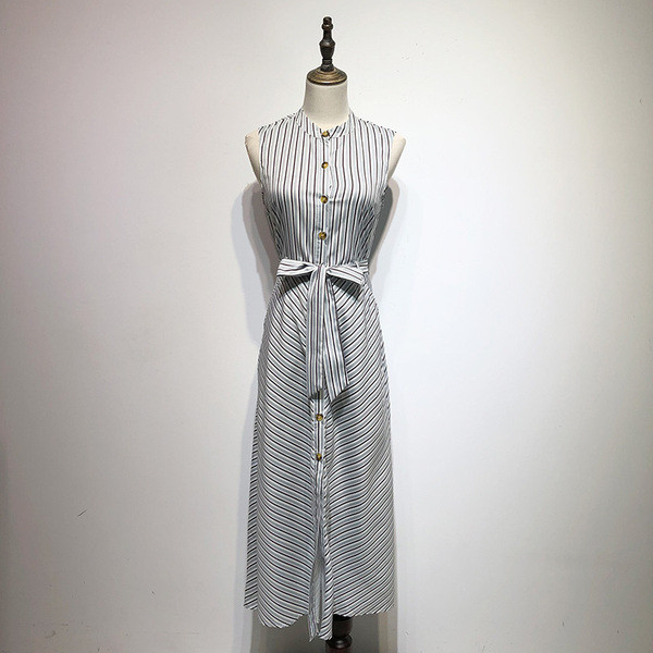 Rochie lungă în dungi, cu mâneci scurte și nasturi