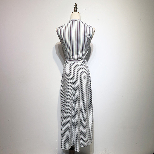 Rochie lungă în dungi, cu mâneci scurte și nasturi