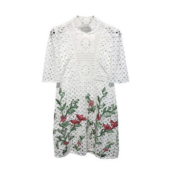 Rochie albă de damă cu broderie și dantelă