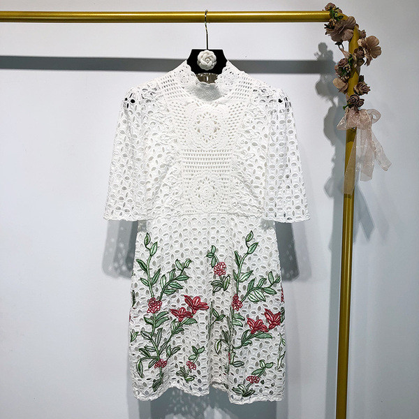 Rochie albă de damă cu broderie și dantelă