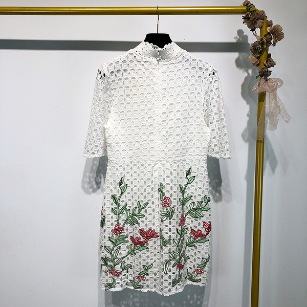 Rochie albă de damă cu broderie și dantelă