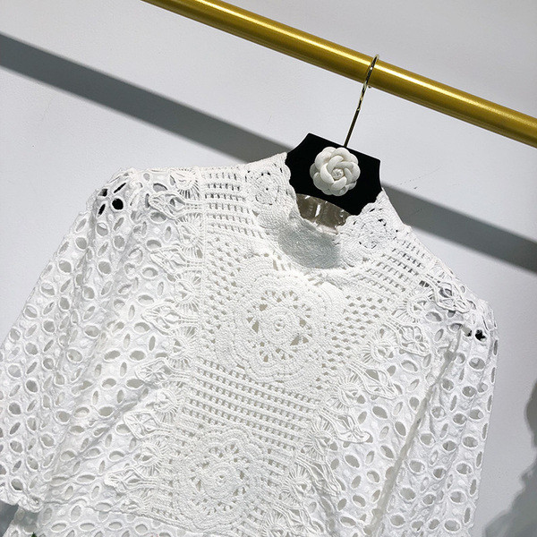 Rochie albă de damă cu broderie și dantelă