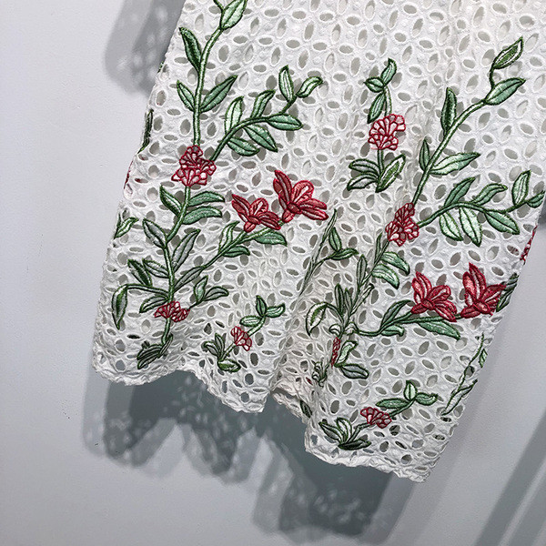 Rochie albă de damă cu broderie și dantelă