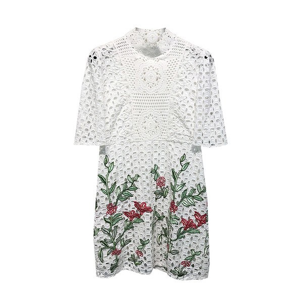 Rochie albă de damă cu broderie și dantelă