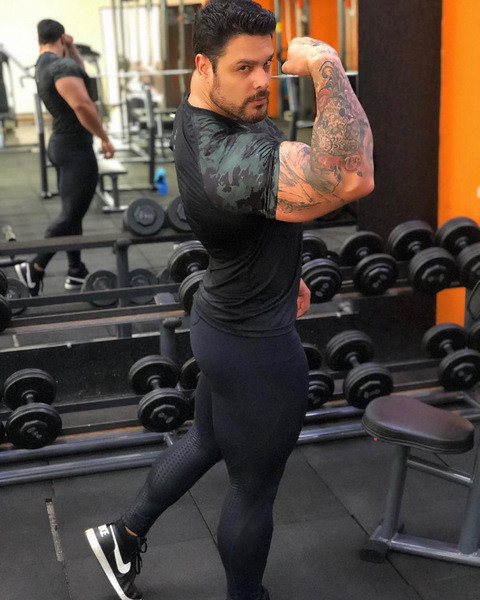 Tricou casual barbatesc cu model de camuflaj de culoare neagra