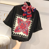 Bluză de damă modernă cu aplicație alb-negru