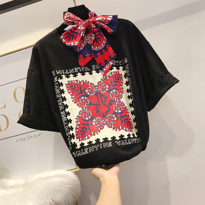 Bluză de damă modernă cu aplicație alb-negru