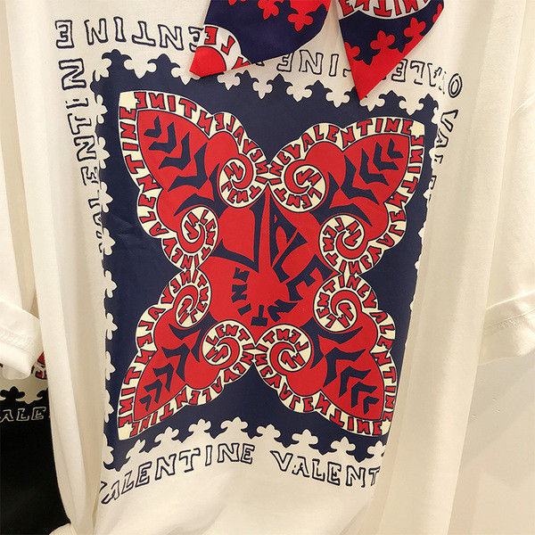 Bluză de damă modernă cu aplicație alb-negru