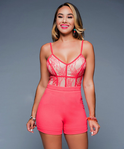 Salopetă elegantă de damă, cu bretele subțiri, în alb și roz