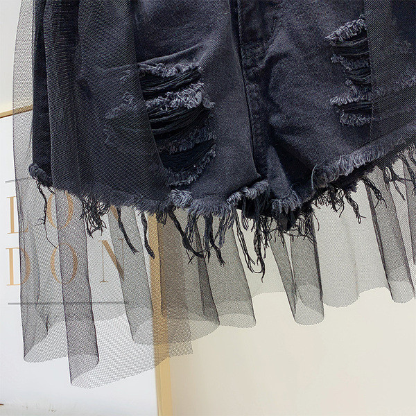 Pantaloni scurți de damă cu tul în alb și negru