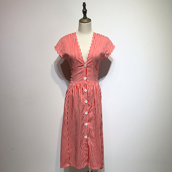 Rochie lungă în dungi, cu mâneci scurte și nasturi