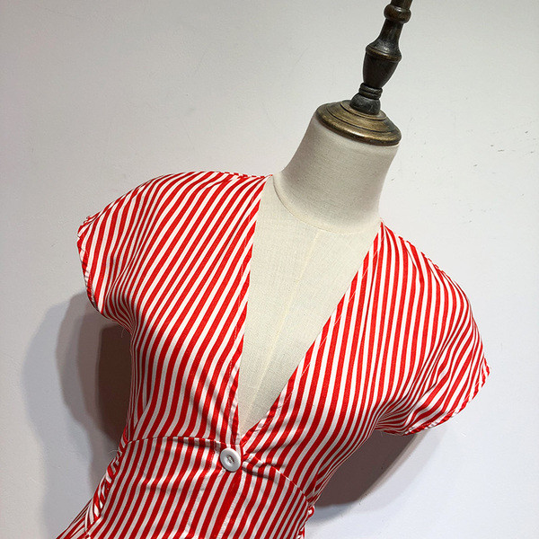 Rochie lungă în dungi, cu mâneci scurte și nasturi