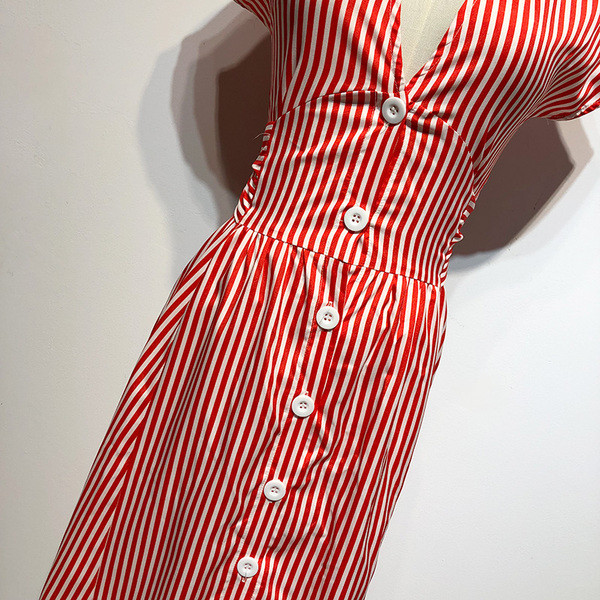 Rochie lungă în dungi, cu mâneci scurte și nasturi