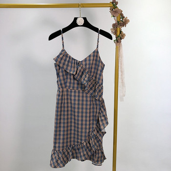Rochie scurtă în carouri cu bretele subțiri