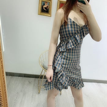 Rochie scurtă în carouri cu bretele subțiri