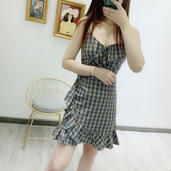 Rochie scurtă în carouri cu bretele subțiri