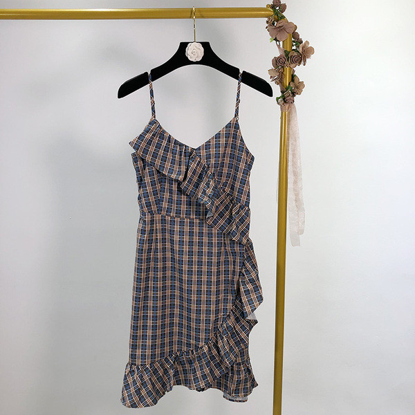 Rochie scurtă în carouri cu bretele subțiri