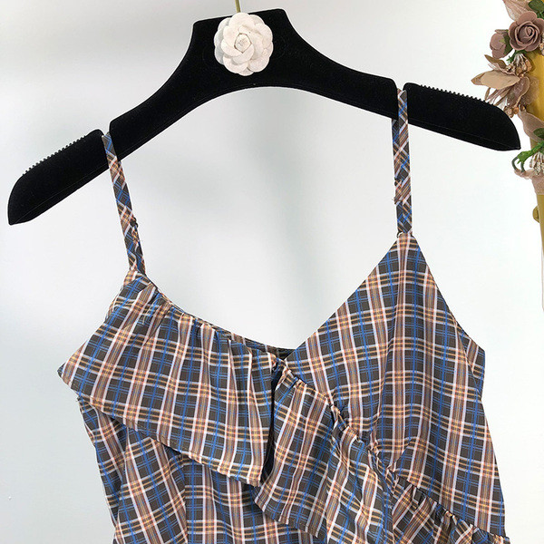 Rochie scurtă în carouri cu bretele subțiri