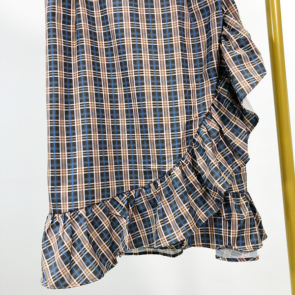 Rochie scurtă în carouri cu bretele subțiri