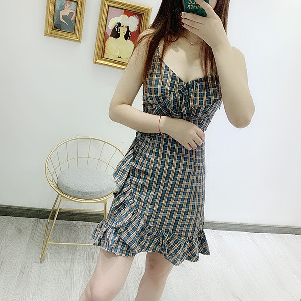 Rochie scurtă în carouri cu bretele subțiri