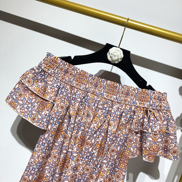 Rochie scurta de dama cu umerii goi cu model colorat