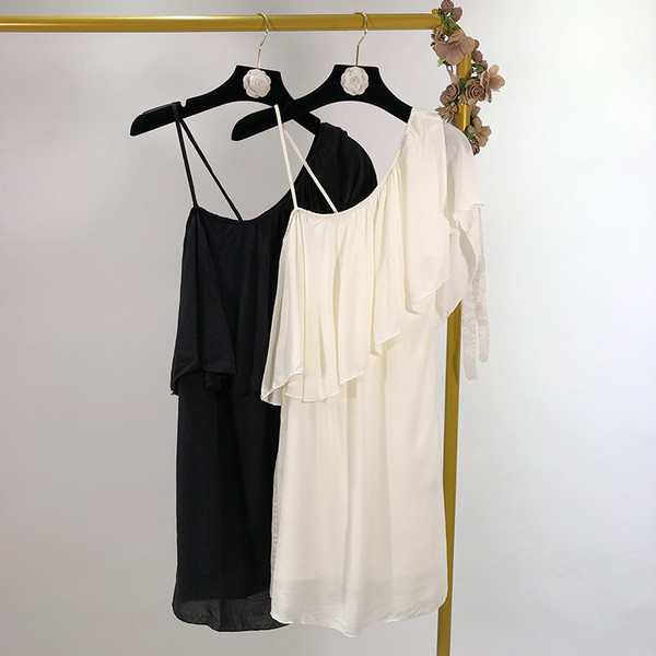 Rochie de damă din șifon cu un umăr gol în alb și negru