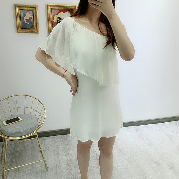 Rochie de damă din șifon cu un umăr gol în alb și negru