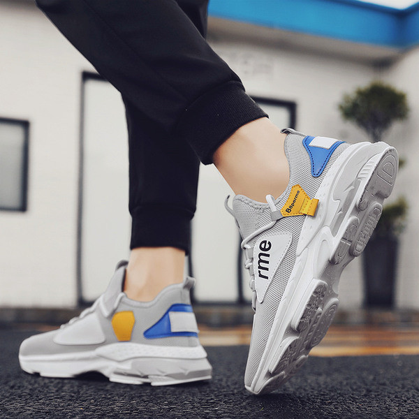 Tenisi de bărbați actuali în trei culori cu inscripție