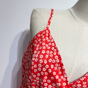 Rochie cu decolteu în V adânc și bretele subțiri în roșu