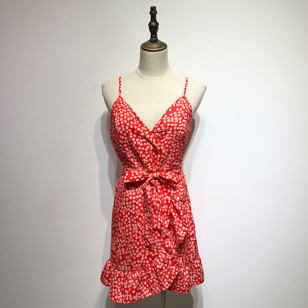 Rochie cu decolteu în V adânc și bretele subțiri în roșu