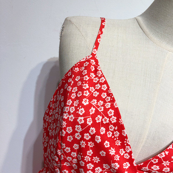 Rochie cu decolteu în V adânc și bretele subțiri în roșu