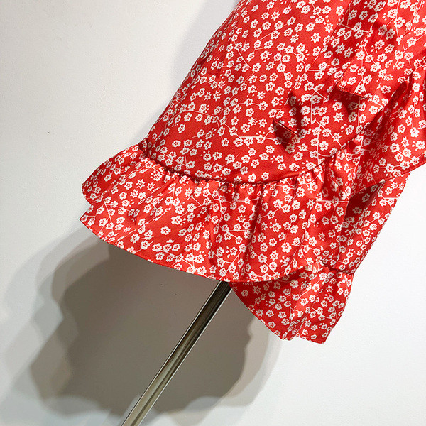 Rochie cu decolteu în V adânc și bretele subțiri în roșu