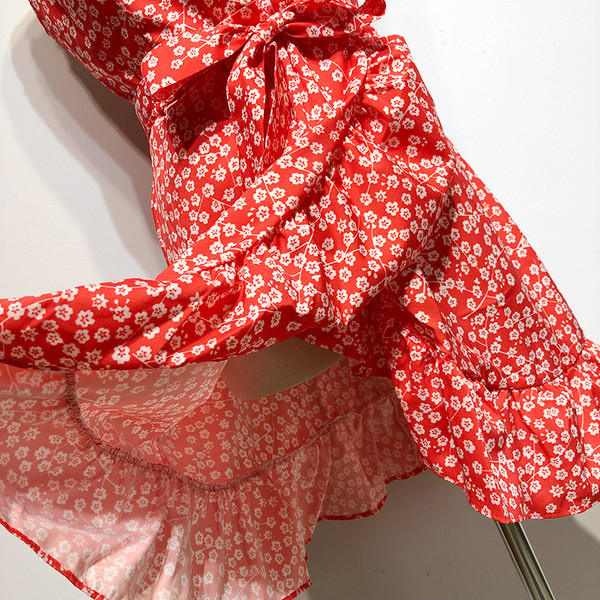 Rochie cu decolteu în V adânc și bretele subțiri în roșu