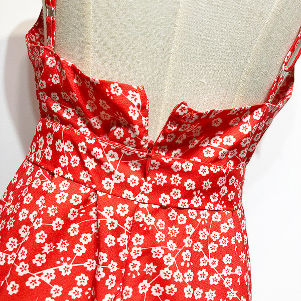 Rochie cu decolteu în V adânc și bretele subțiri în roșu