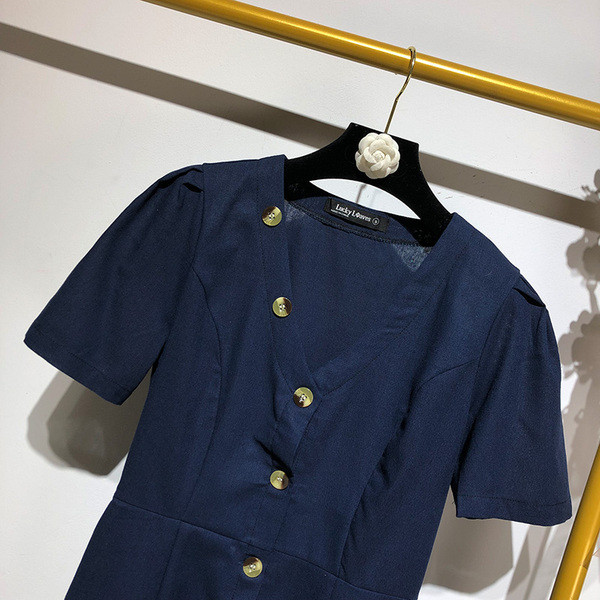 Rochie scurta cu decolteu in V in albastru si nasturi