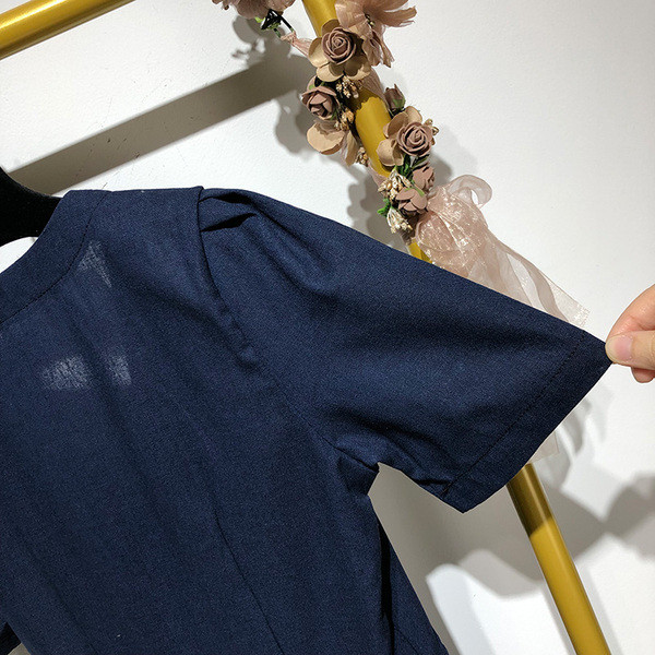 Rochie scurta cu decolteu in V in albastru si nasturi